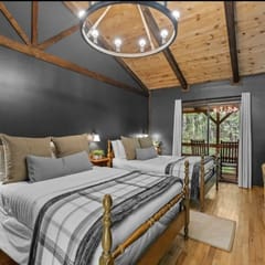 The Lost Compass - Suite #2 - Relaxing & Cozy Cabin Suite Near Downtown Helen, Unicoi State Park, Anna Ruby Falls, Tubing, Restaurants, Hot Tub, Fire Pit, & BBQ Grill