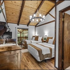 The Lost Compass - Suite #3 - Relaxing & Cozy Cabin Suite Near Downtown Helen, Unicoi State Park, Anna Ruby Falls, Tubing, Restaurants, Hot Tub, Fire Pit, & BBQ Grill