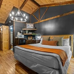 The Lost Compass - Suite #4 - Relaxing & Cozy Cabin Suite Near Downtown Helen, Unicoi State Park, Anna Ruby Falls, Tubing, Restaurants, Hot Tub, Fire Pit, & BBQ Grill