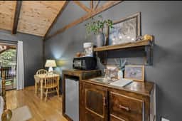 The Lost Compass - Suite #2 - Relaxing & Cozy Cabin Suite Near Downtown Helen, Unicoi State Park, Anna Ruby Falls, Tubing, Restaurants, Hot Tub, Fire Pit, & BBQ Grill