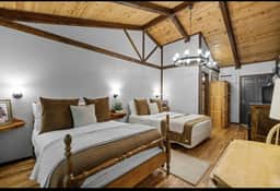 The Lost Compass - Suite #3 - Relaxing & Cozy Cabin Suite Near Downtown Helen, Unicoi State Park, Anna Ruby Falls, Tubing, Restaurants, Hot Tub, Fire Pit, & BBQ Grill