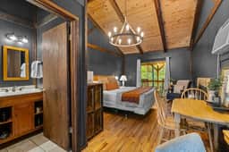 The Lost Compass - Suite #4 - Relaxing & Cozy Cabin Suite Near Downtown Helen, Unicoi State Park, Anna Ruby Falls, Tubing, Restaurants, Hot Tub, Fire Pit, & BBQ Grill