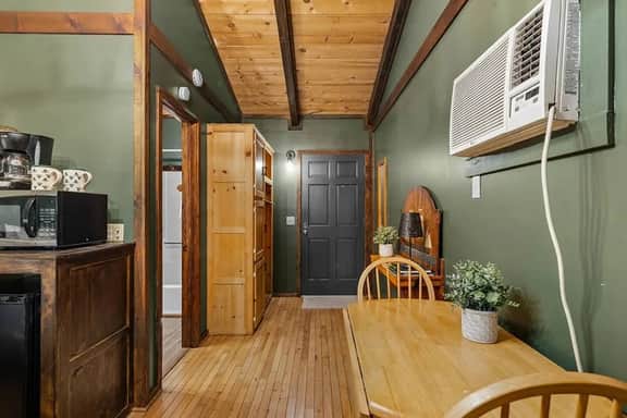 The Lost Compass - Suite #1 - Relaxing & Cozy Cabin Suite Near Downtown Helen, Unicoi State Park, Anna Ruby Falls, Tubing, Restaurants, Hot Tub, Fire Pit, & BBQ Grill