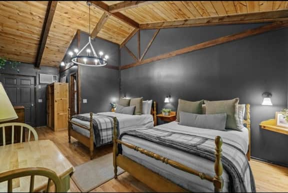 The Lost Compass - Suite #2 - Relaxing & Cozy Cabin Suite Near Downtown Helen, Unicoi State Park, Anna Ruby Falls, Tubing, Restaurants, Hot Tub, Fire Pit, & BBQ Grill