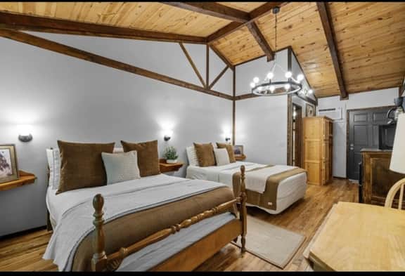 The Lost Compass - Suite #3 - Relaxing & Cozy Cabin Suite Near Downtown Helen, Unicoi State Park, Anna Ruby Falls, Tubing, Restaurants, Hot Tub, Fire Pit, & BBQ Grill