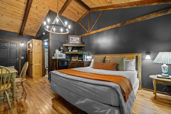 The Lost Compass - Suite #4 - Relaxing & Cozy Cabin Suite Near Downtown Helen, Unicoi State Park, Anna Ruby Falls, Tubing, Restaurants, Hot Tub, Fire Pit, & BBQ Grill