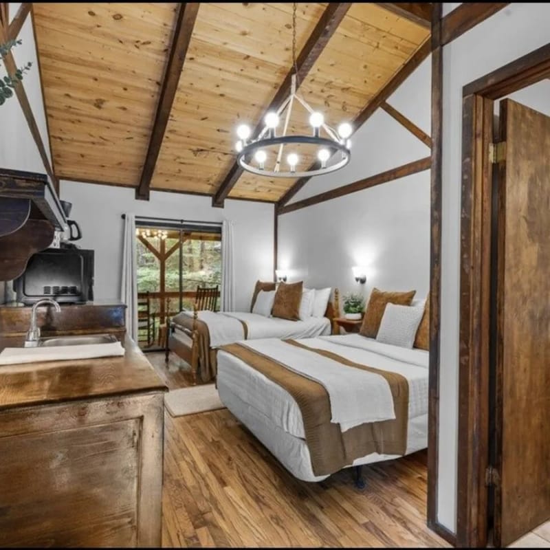The Lost Compass - Suite #3 - Relaxing & Cozy Cabin Suite Near Downtown Helen, Unicoi State Park, Anna Ruby Falls, Tubing, Restaurants, Hot Tub, Fire Pit, & BBQ Grill