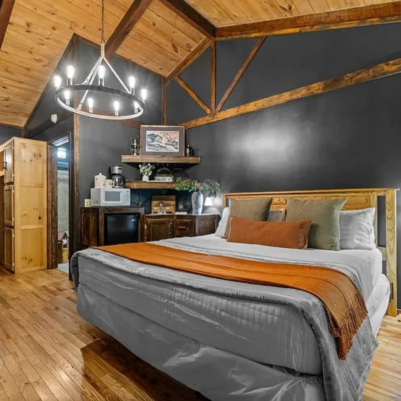 The Lost Compass - Suite #4 - Relaxing & Cozy Cabin Suite Near Downtown Helen, Unicoi State Park, Anna Ruby Falls, Tubing, Restaurants, Hot Tub, Fire Pit, & BBQ Grill